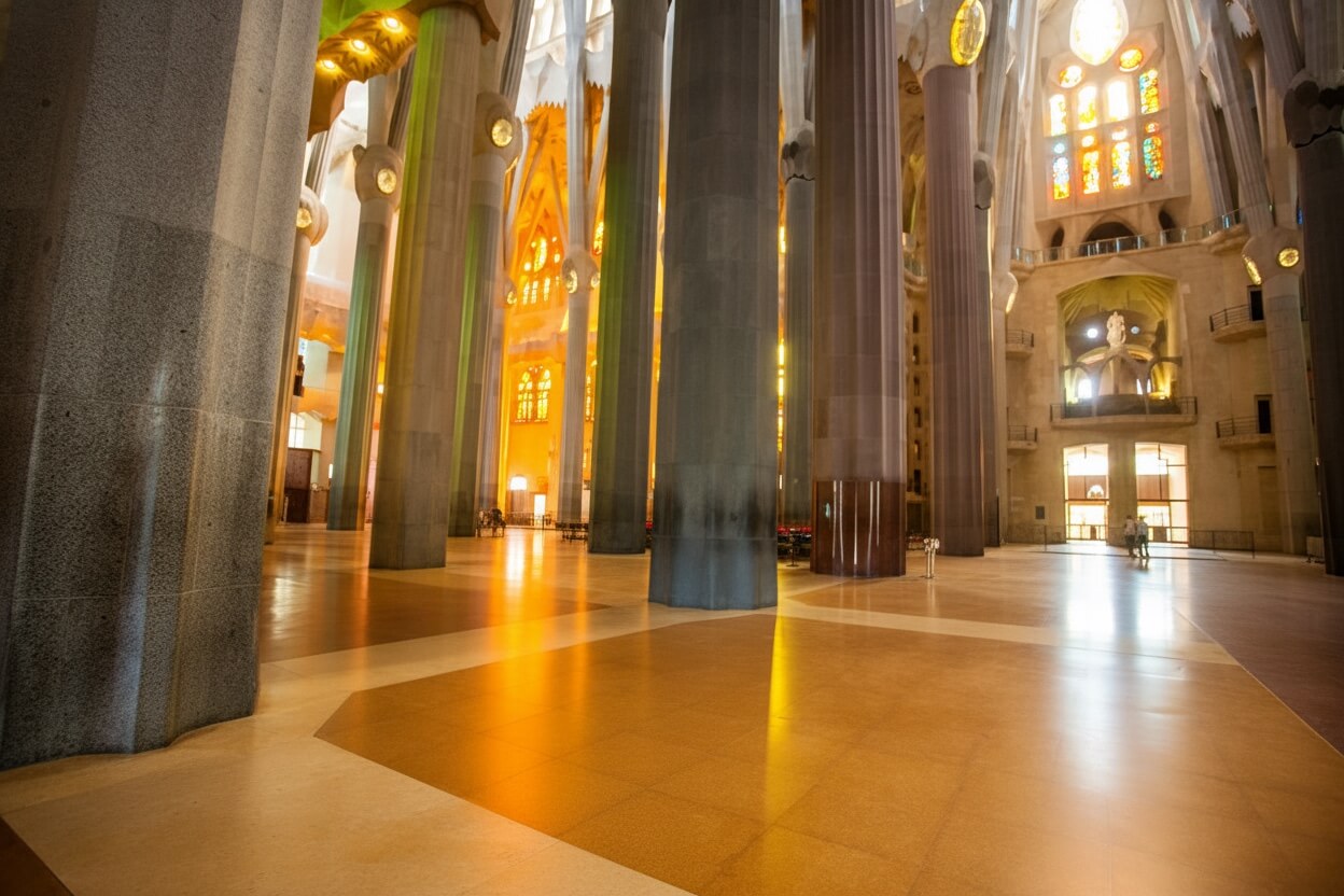 Volta e capitelli interno Sagrada Familia