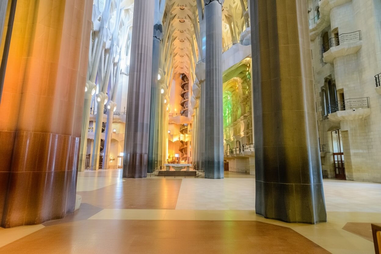 Foresta di colonne interno Sagrada Familia