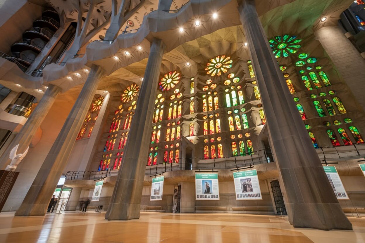 Vetrate colorate interno Sagrada Familia